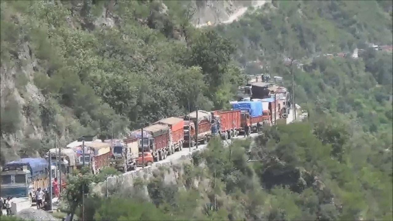 Traffic plying in opposite direction from Banihal railway station results in massive jams
