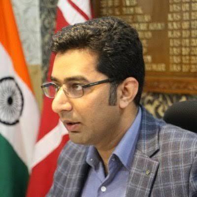 Like in 2014 floods, MWS again come to rescue, handed over 10 lac rupee cheque to DC Srinagar
