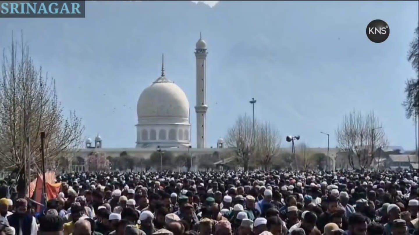 Eid-ul-Fitr Being Celebrated with Devotion Across J&K, Thousands Gather for Prayers
