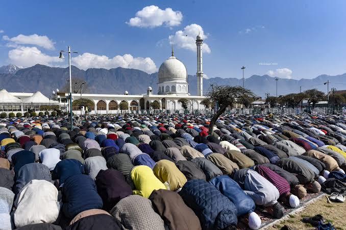 Thousands offer Juma’atul Vida prayers across Kashmir
