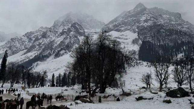 Kashmir shivers as rain, snowfall bring back chill