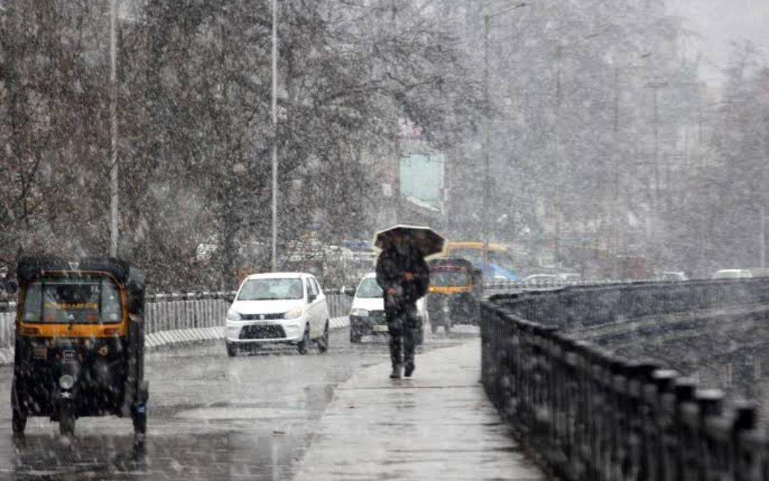 Rain, snow likely in J&K from Tuesday afternoon; flood warning for Zojila, Mughal Road: MeT