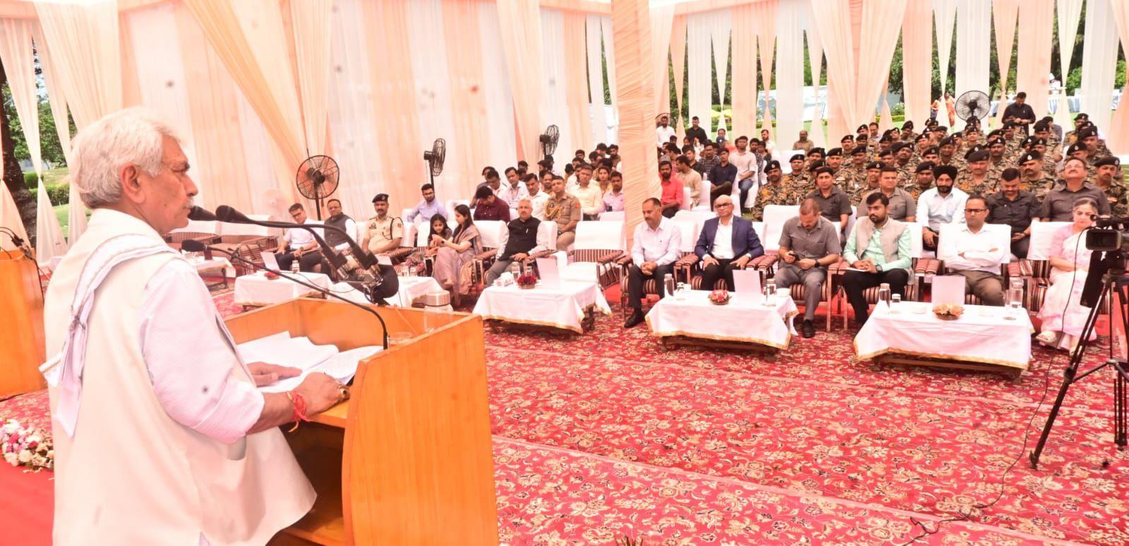 LG Sinha hails Gujarat, Maharashtra as India's growth engines