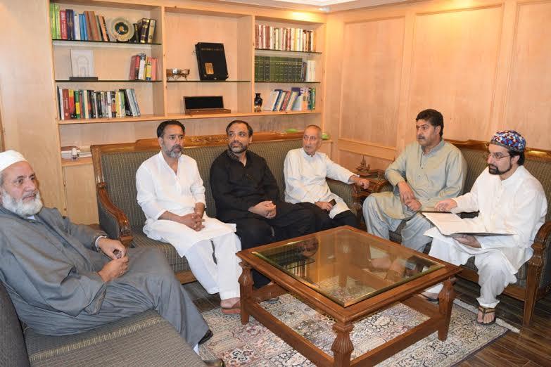 Mirwaiz led Hurriyat (M) delegation to meet Sartaj Aziz
