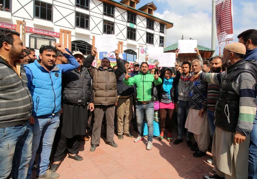 Evacuated vendors protest outside CM’s residence