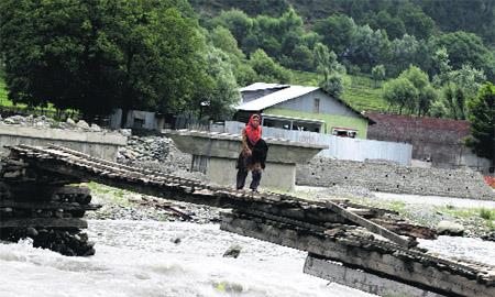 Kangan residents demand repair of damaged bridge