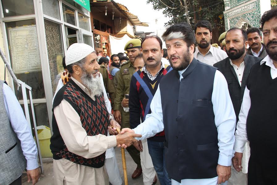 Shabir Shah offers Friday prayer at Central Jamia Masjid Jammu