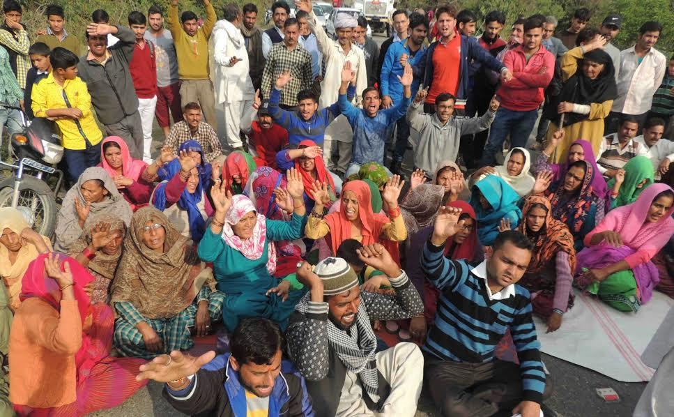 Massive protests forces admin to shut wine shop in Dhansal
