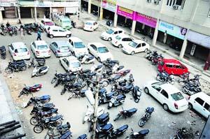 Haphazard parking at SMHS hospital irks patients, doctors