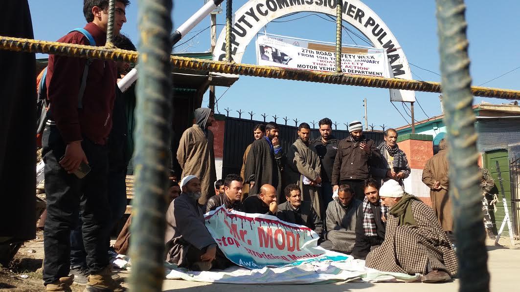 AIP holds sit-in at Pulwama against killing of Parvaiz