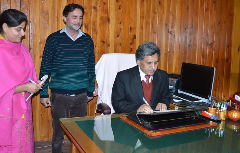 Advisor Khurshid Ganai interacts with administrative secretaries