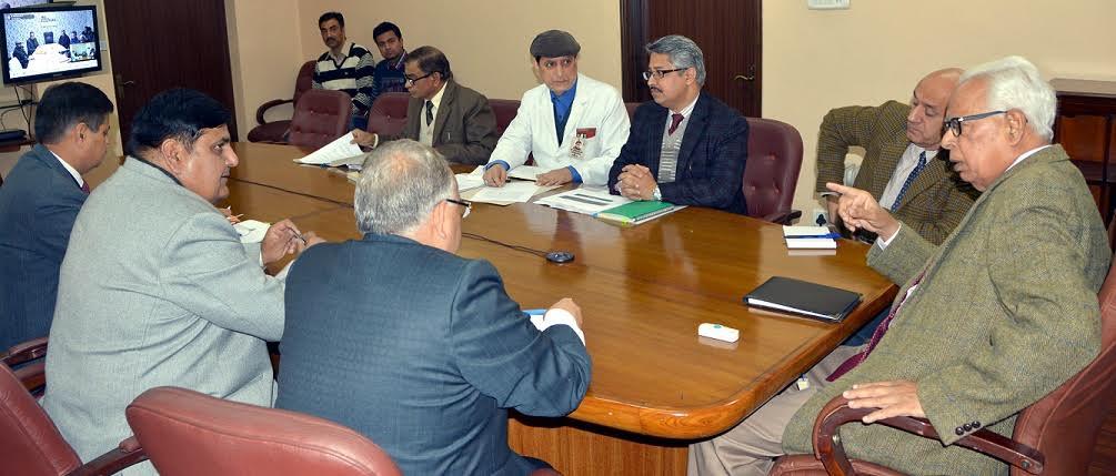 Governor Reviews Swine Flu Management