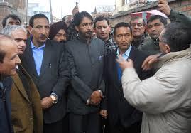 Congress delegation visits fire sufferers Mujahid Manzil