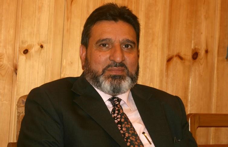 Altaf Bukhari urges Governor to take up ration issue with GoI