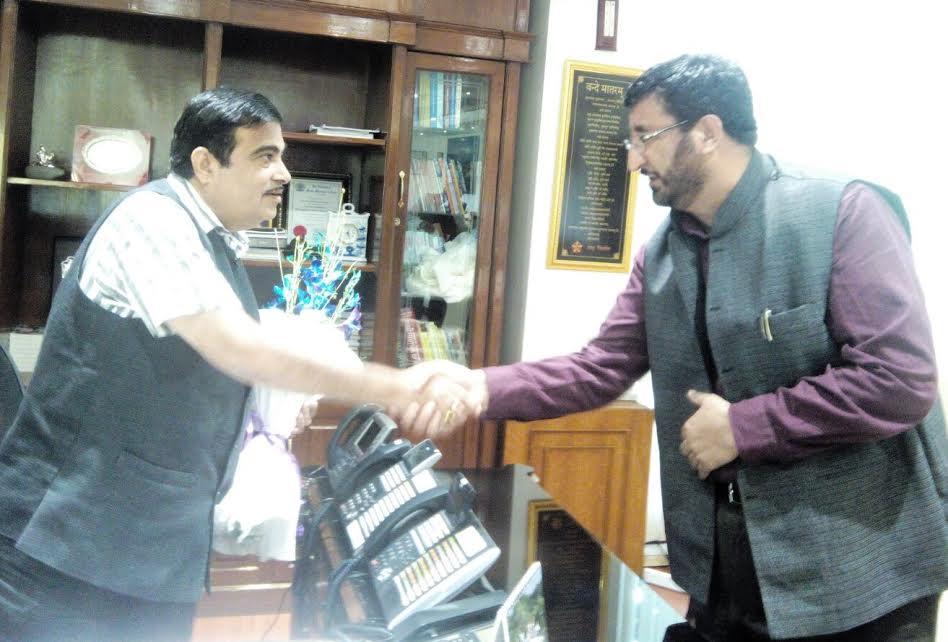 Haji Anayat calls on Gadkari, Parrikar