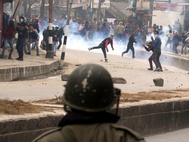 Clashes erupt as forces cordon off Kakapora Lelhaar