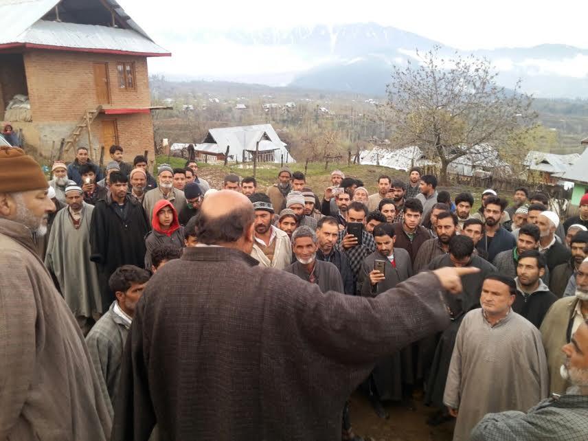 Er Rasheed addresses protestors in Dardpora Kupwara