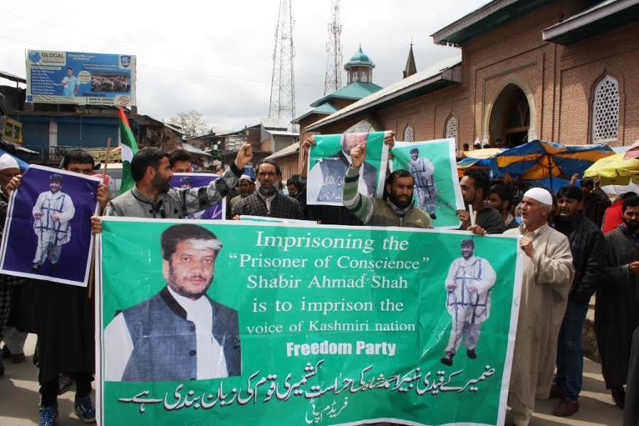 DFP protests in Shopian against continuous detention of Shabir Shah, house imprisonment of Syed Ali Geelani