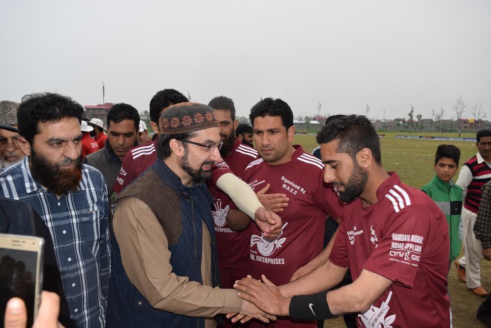 Mirwaiz inaugurates T20 cricket tournament at Eidgah