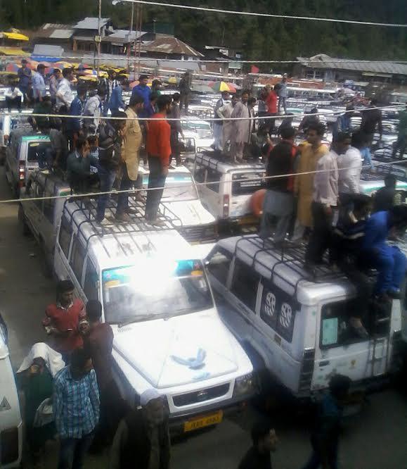Taxi drivers protest, Block Kupwara-Srinagar highway