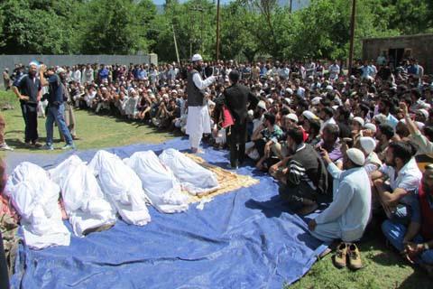 Amid pro-freedom slogans, five slain militants laid to rest in Drugmulla