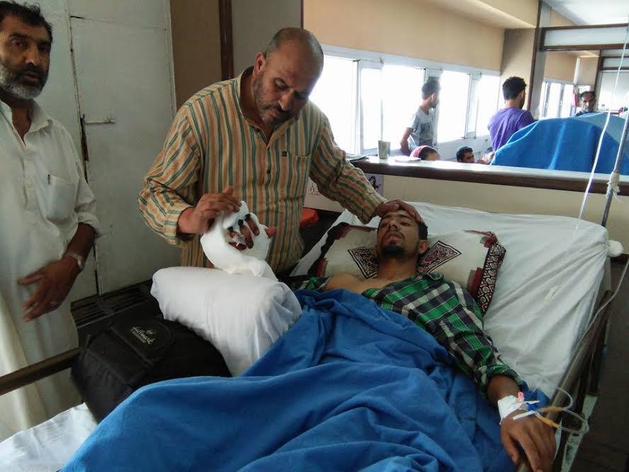Untoo visits Soura to enquire health condition of Kupwara injured
