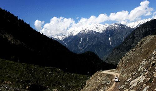 One Yatri killed, 9 injured as cab plunges in gorge