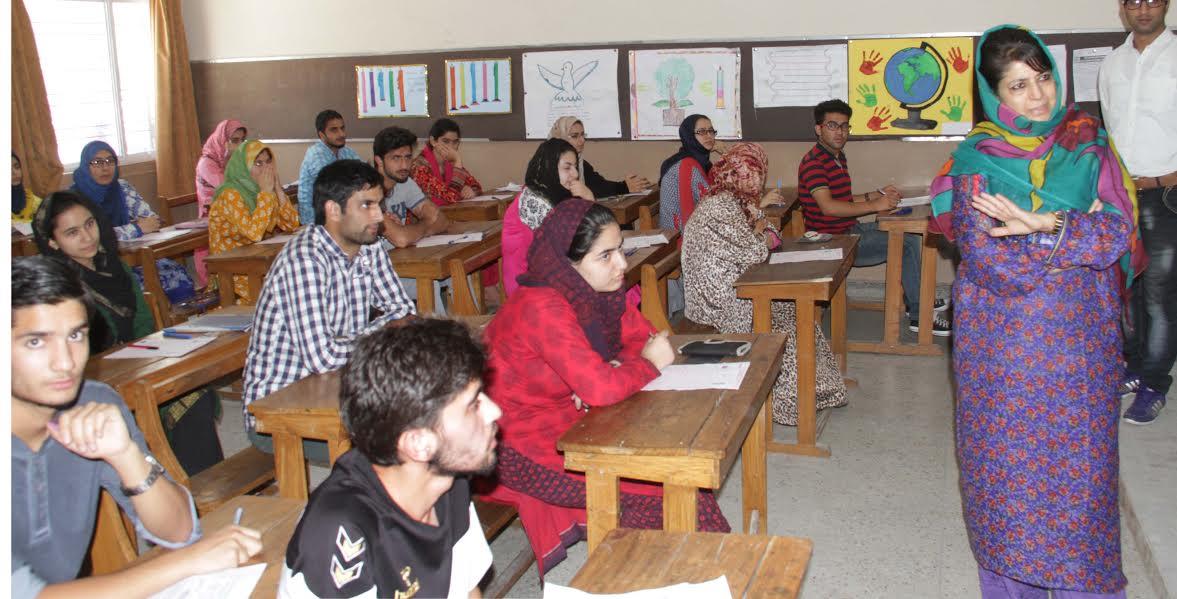 CM visits CET centres in Srinagar