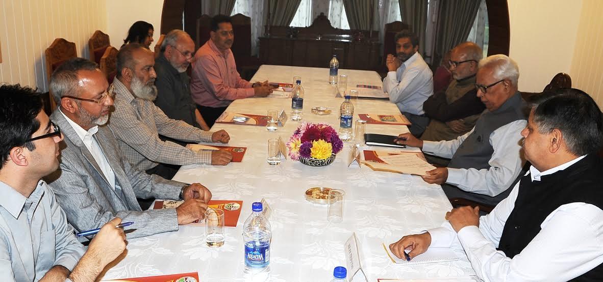 Guv discusses functioning of educational institutions