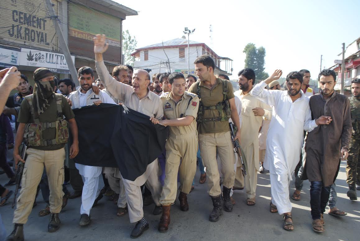 ER Rasheed leads procession at Handwara
