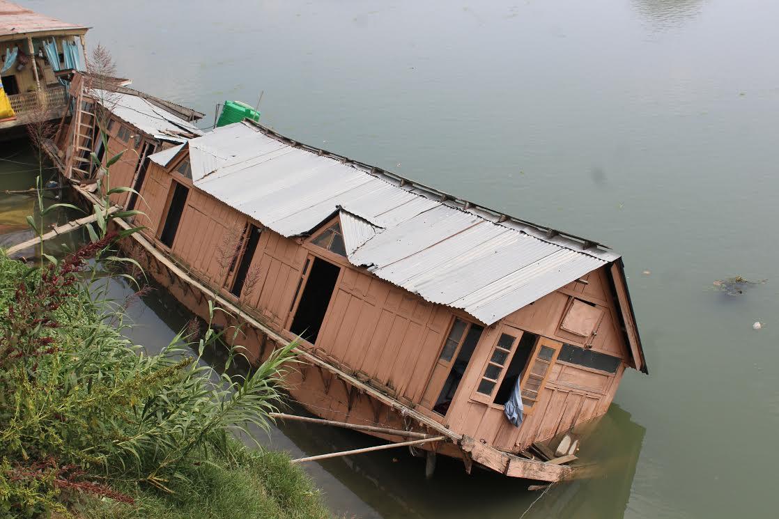 Houseboat collapses in Abi Guzar