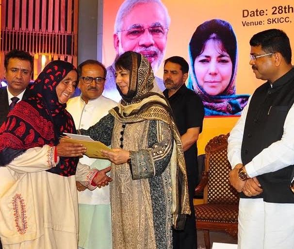 CM, Petroleum Minister launch Pradhan Mantri Ujjwala Yojana in JK