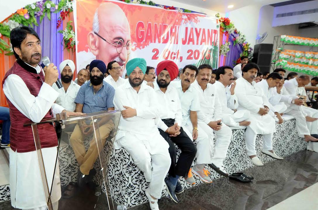 Congress pays tribute to Mahatma Gandhi