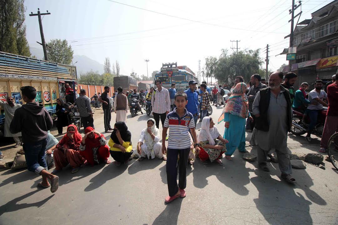 Shivpora residents protest against water scarcity