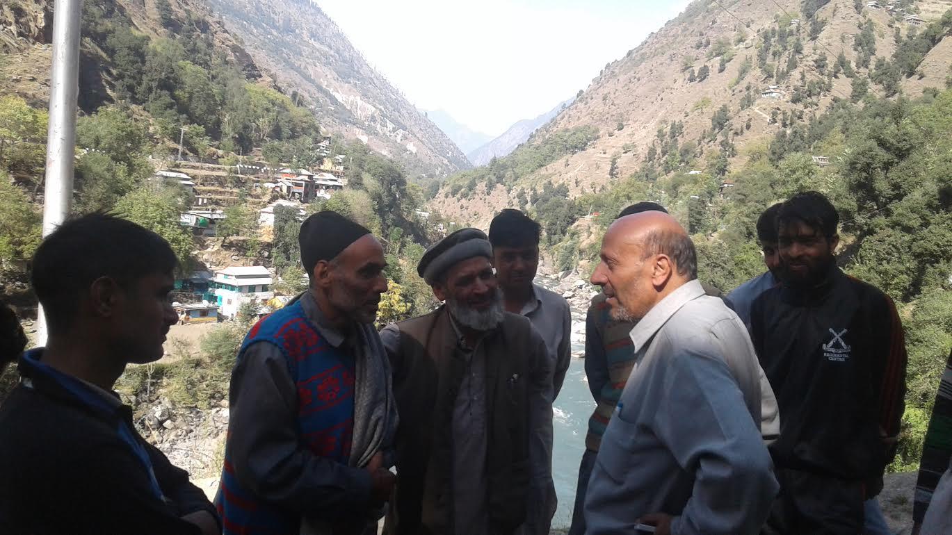 Amid tension at LoC, Er Rasheed visits Seemari, last village of Karnah