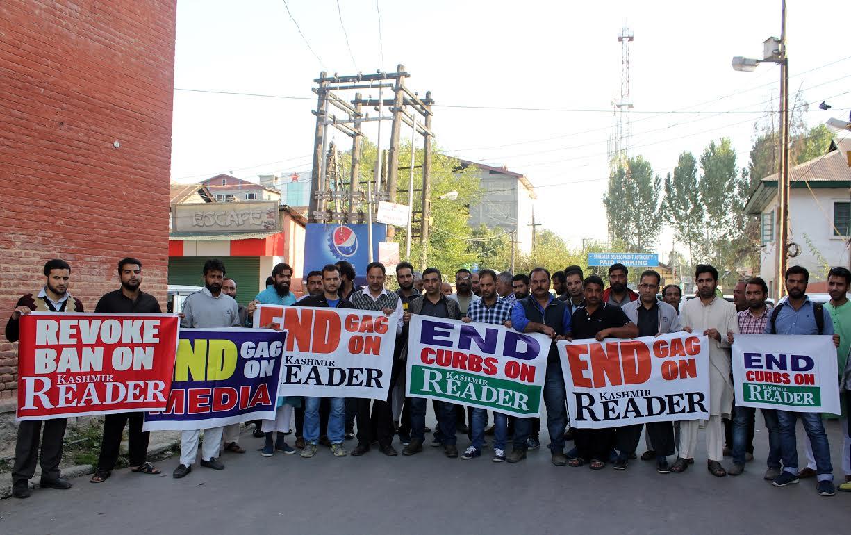 Journalists continue silent protest against ban on ‘Kashmir Reader’