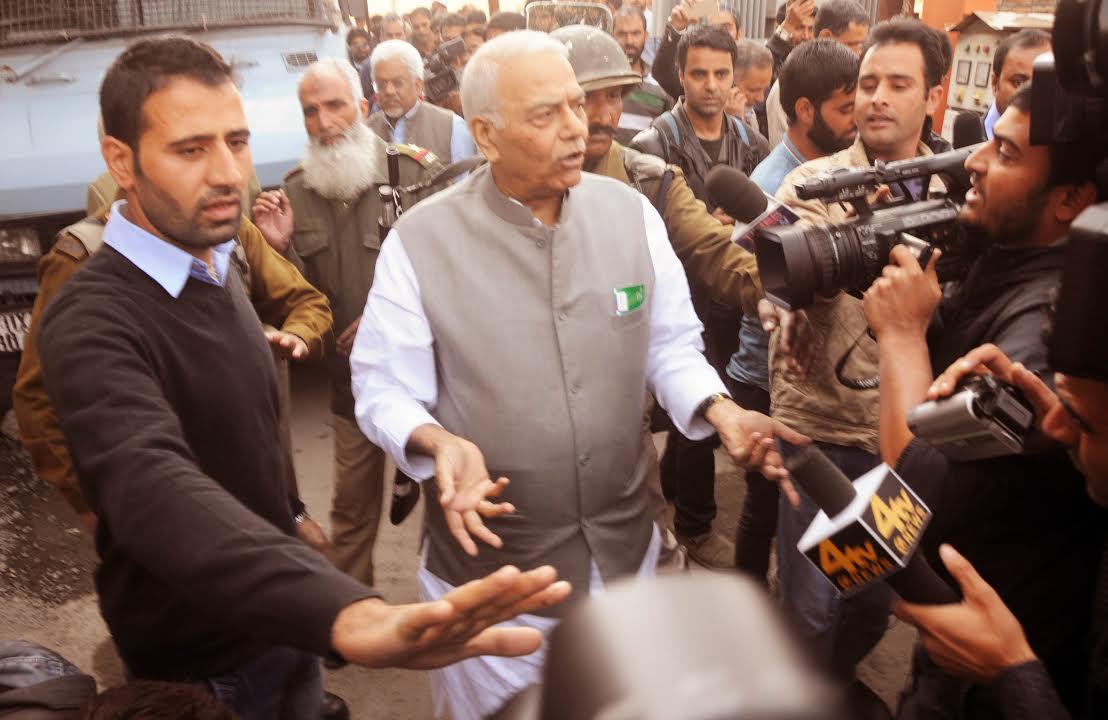 Sinha led delegation calls on Shabir Shah