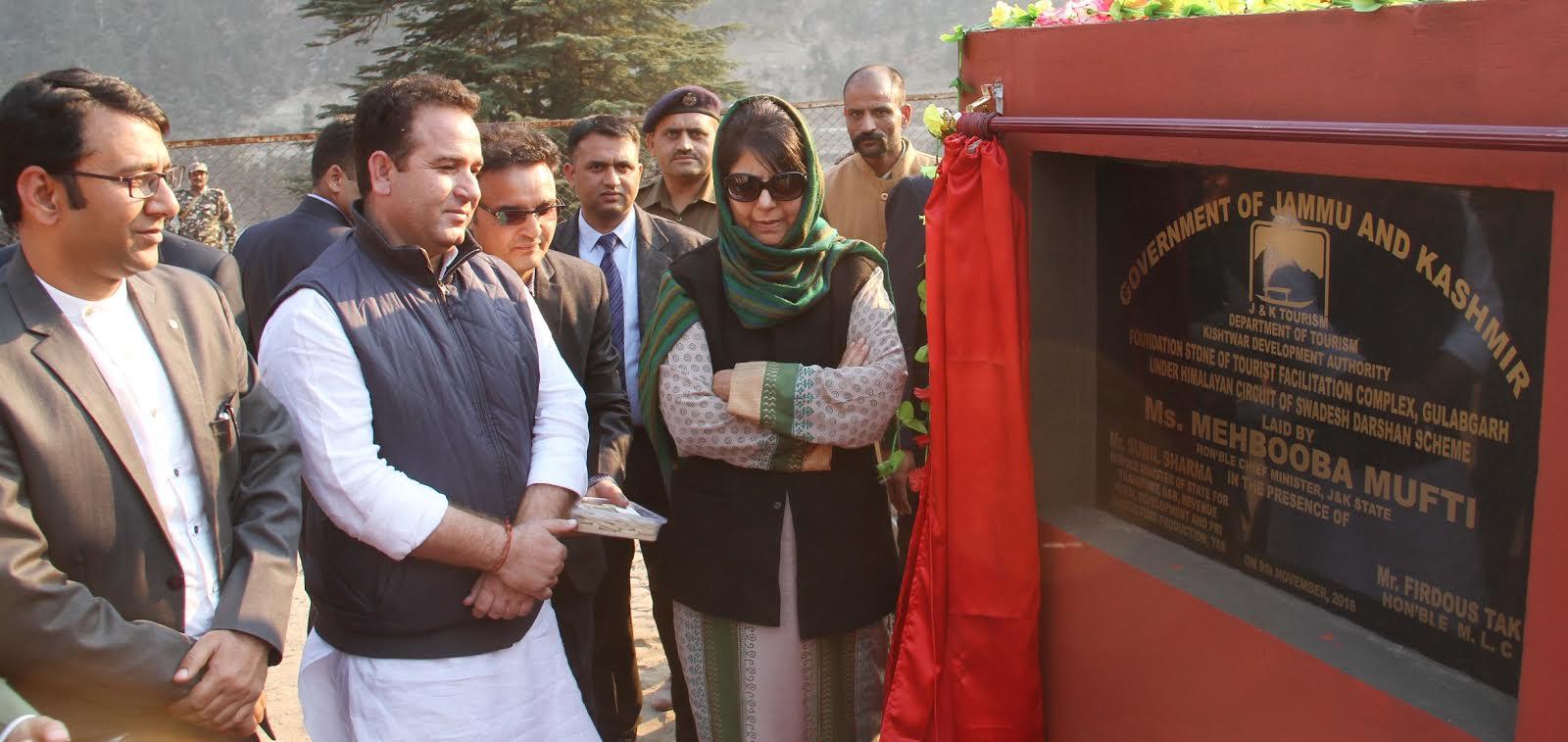 CM welcomes GoI decision to withdraw currency denominations, check corruption