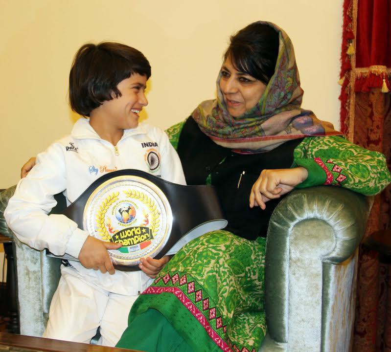 CM interacts with Tajamul Islam, presents her token gift of Rs 1 lakh