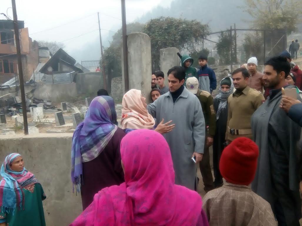 Junaid visits Dalgate fire victims