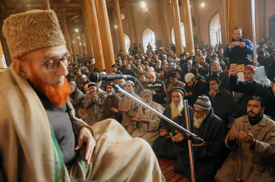 After 19 weeks, Govt allows Friday prayers at Jamia Masjid: Hurriyat (M)