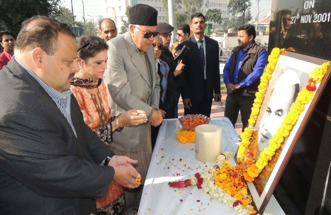 Dr. Farooq remembers selfless service of G L Dogra, pays floral tributes