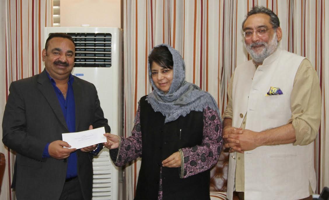 CM releases Rs 25 lakh to JCCI for constructing Chamber House at Jammu