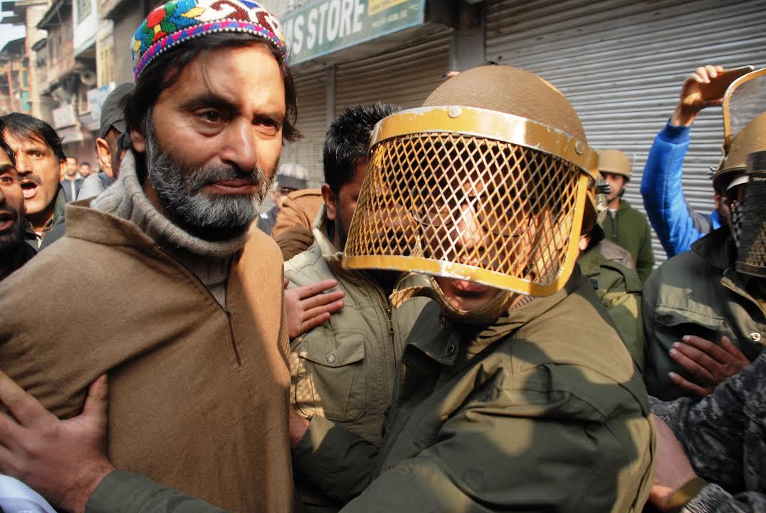 Police detain Malik on way to Budshah Chowk