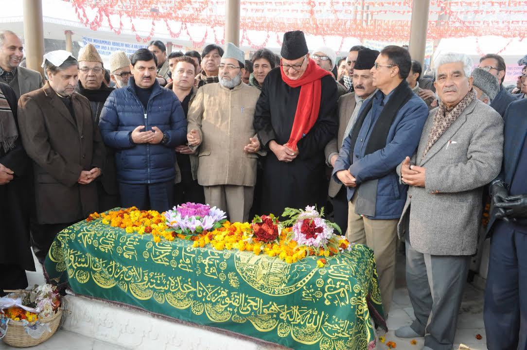 Farooq, Omar pay floral tributes to Sher-e-Kashmir