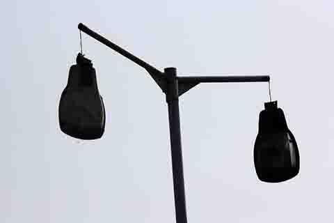 Defunct street lights irk Srinagarities