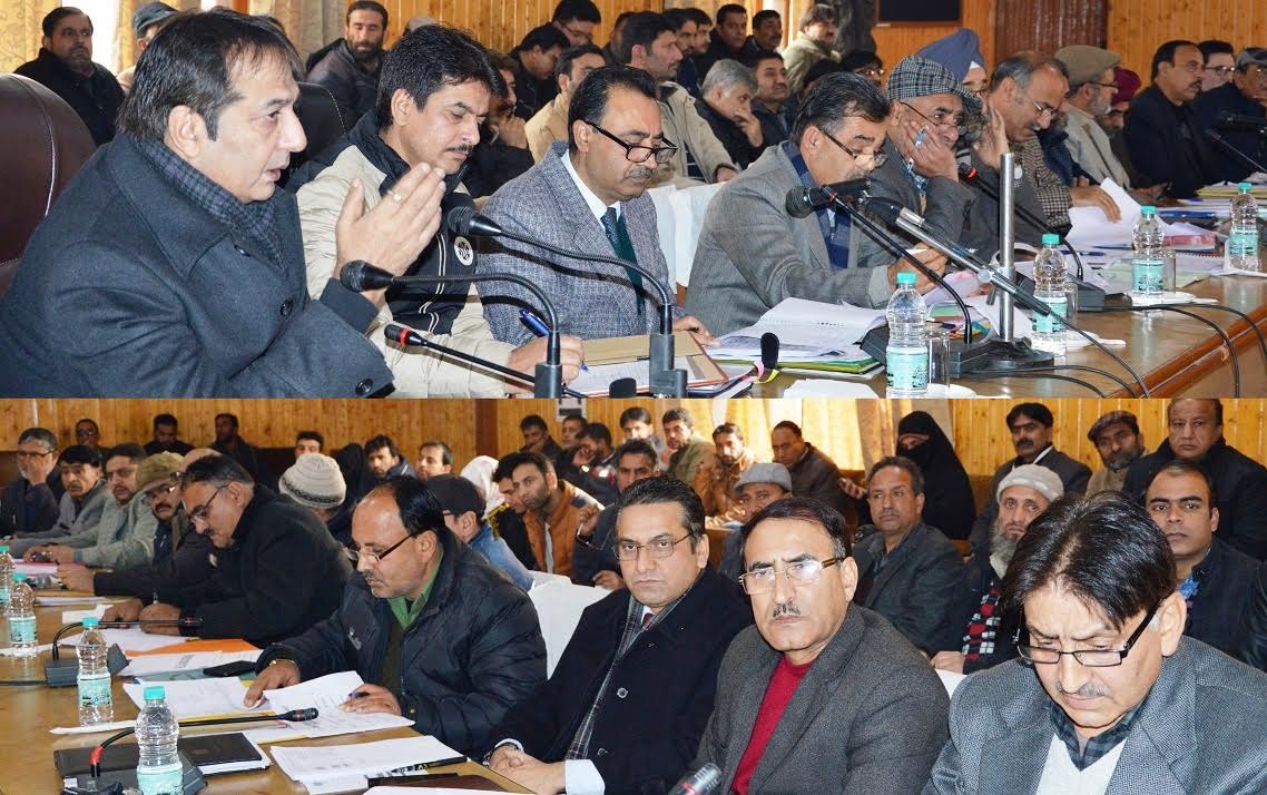 Div Com reviews progress in key sectors