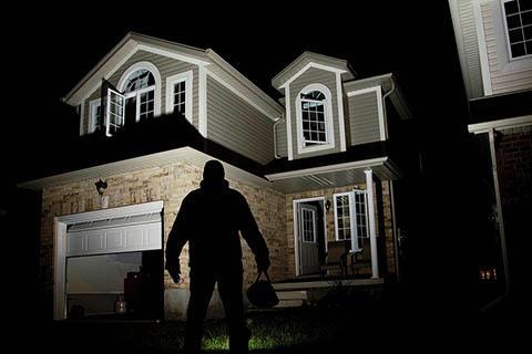 Burglars loot house at Parimpora