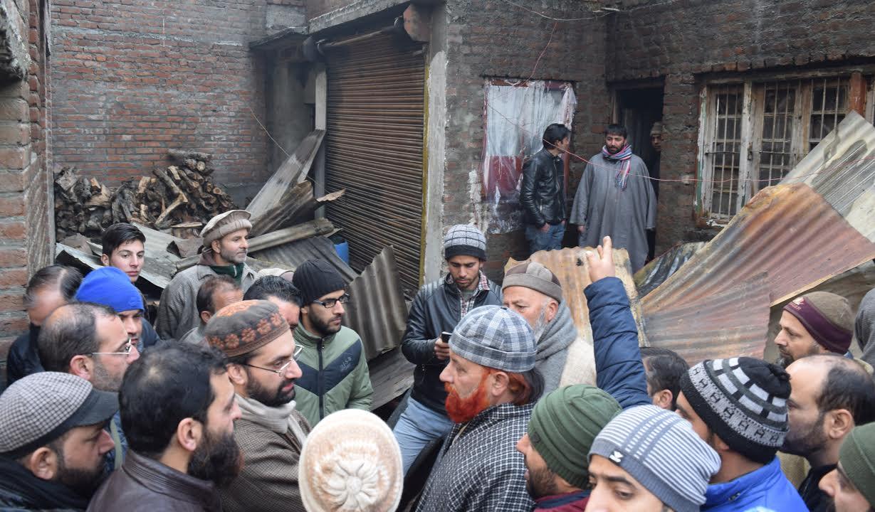 Mirwaiz visits Kadi Kadal fire victims