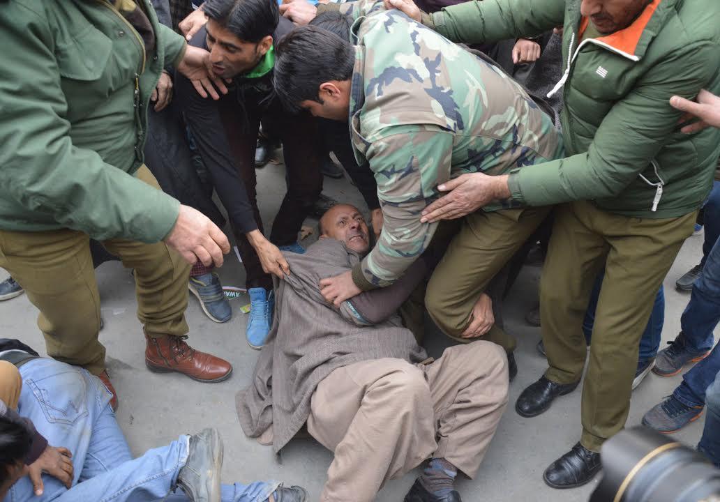 Er Rashid protests against domicile certificates to WPRs